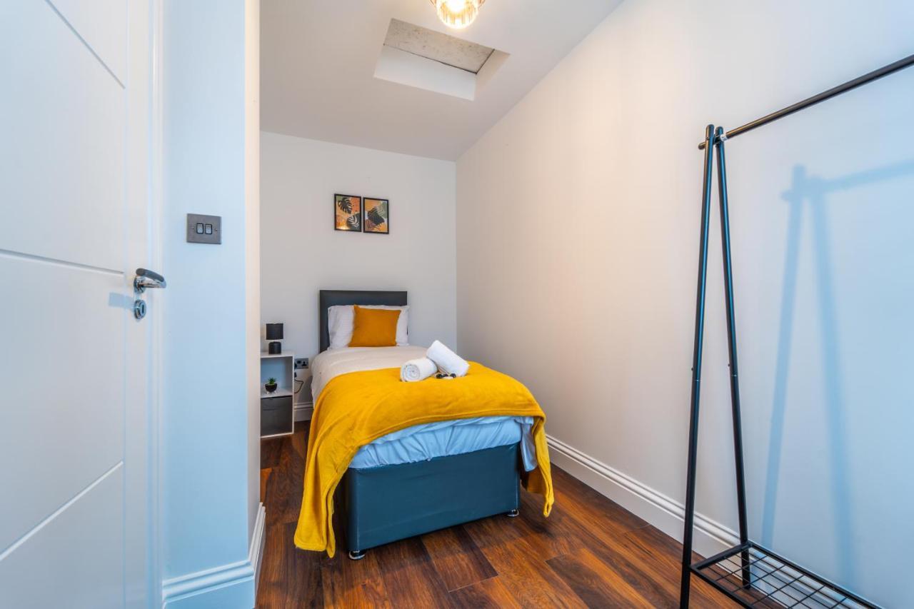 Modern Spacious 4 Bed Hayes Home With Free Parking Екстериор снимка