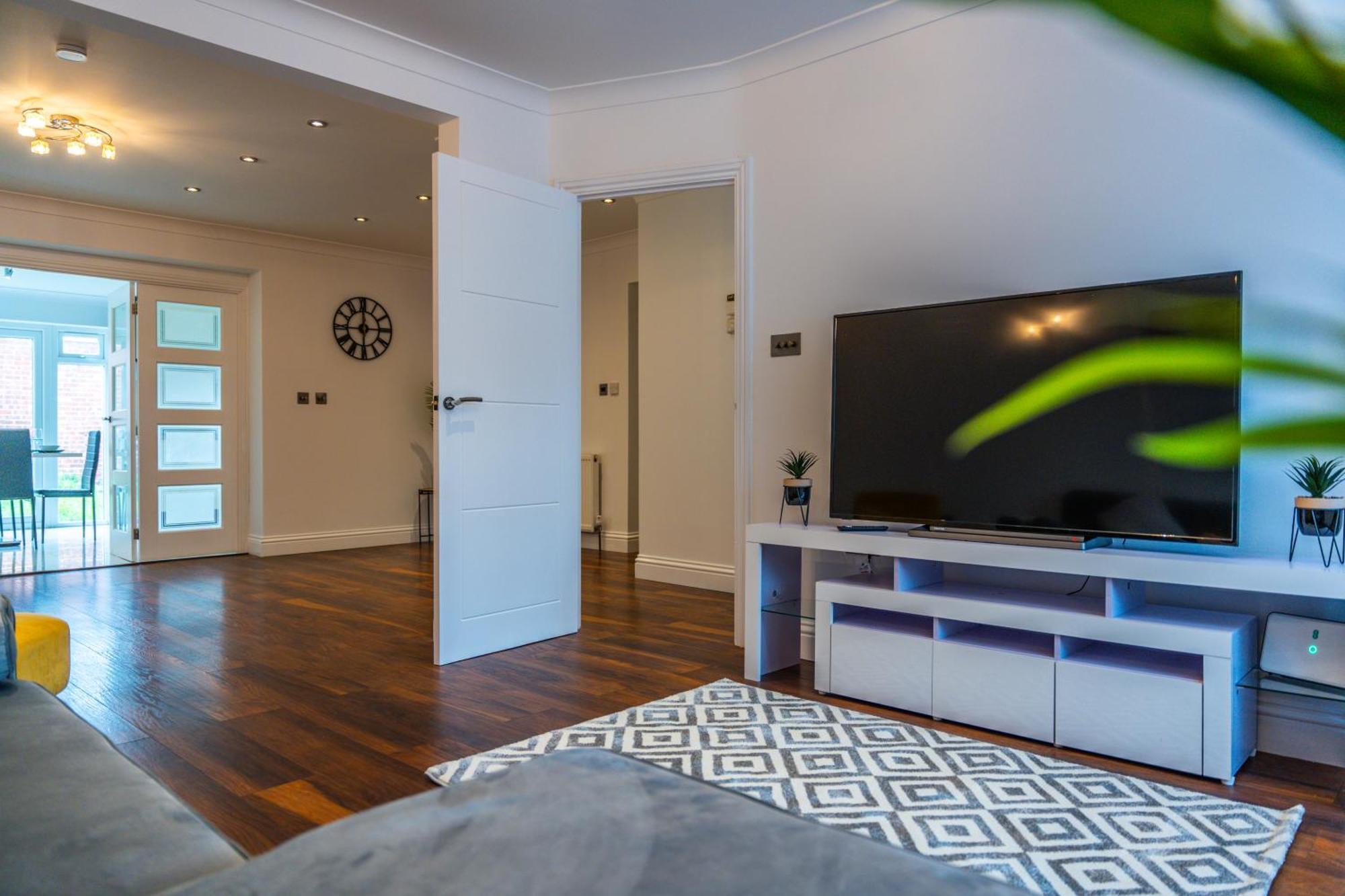 Modern Spacious 4 Bed Hayes Home With Free Parking Екстериор снимка